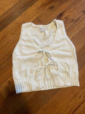 Olive & Oak Ivory V-Neck Tie-Front Sweater Vest